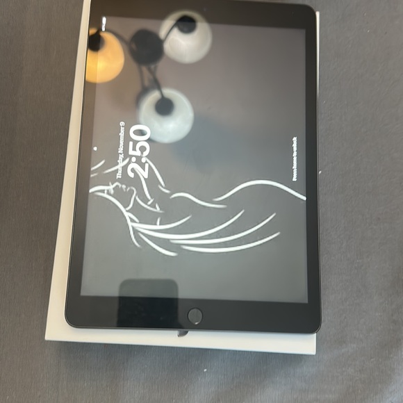 Space Grey Ipad (9th Generation m) Wi-Fi - Picture 3 of 4